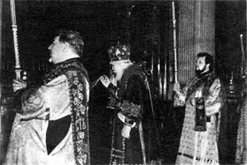 Митрополит С.-Петербургский и Ладожский Иоанн свершает Великую вечерю в Исаакиевском соборе.