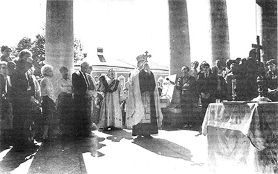 Панихида по императору Петру Великому у стен Петропавловского собора.