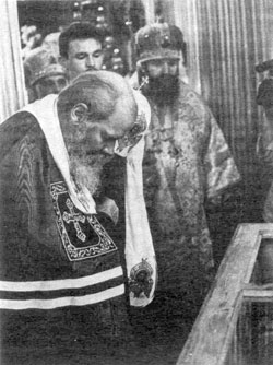 Святейший Патриарх Алексий II у мощей свт. Иоасафа Белгородского.