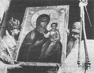 Вынос Иконы Смоленской Божией Матери в день праздника.