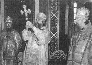 Митрополит Филарет свершает Божественную литургию в Спасо-Преображенском соборе.