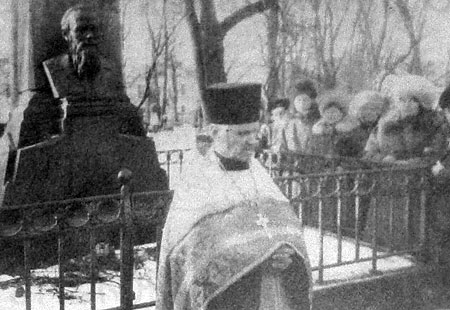 Во время панихиды по Ф. М. Достоевскому на Тихвинском кладбище Александро-Невской лавры.