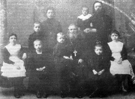 Семья Чельцовых. Прот. Михаил Чельцов — стоит первый справа, с дочерью Марией на руках.