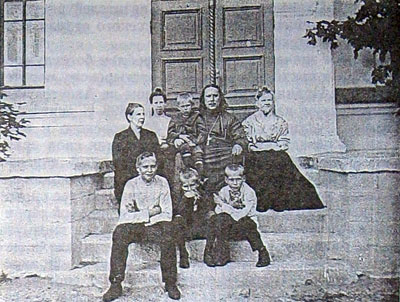 Протоиерей Иоанн Кочуров с семьей на ступенях своего дома в Царском Селе 1916–1917 гг.