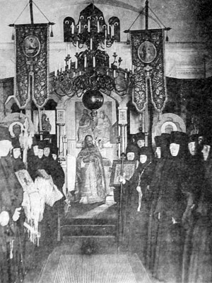 За Божественной литургией в Свято-Троицком храме обители. 1920–30 годы. 
