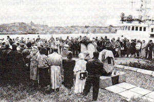 Панихида по русским морякам, погибшим в войну с Японией 1904—05 гг., на месте храма-памятника Спаса-на-Водах.