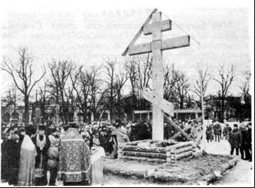 Царское Село. Установка креста в память сщмч. Иоанна Кочурова на месте Екатерининского собора