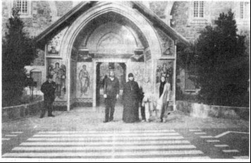 Паломники из С -Петербурга у врат монастыря Киккской иконы Божией Матери на Кипре