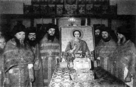 Монахи-святогорцы, сопровождающие мощи св. вмч. Пантелеймона в храме Афонского подворья