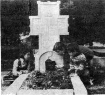 Крест на могиле прп. Иустина Челийского (Поповича)
