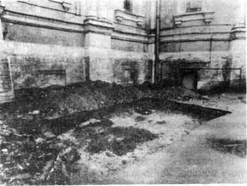 Раскопки на месте ограды, где были погребены игумения Феофания, игумения Евстолия и монахиня Варсонофия. Лето 1996 г.