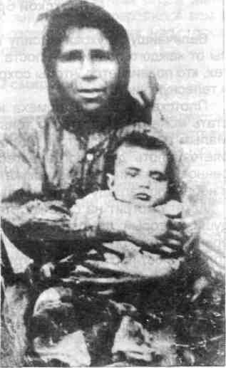 Будущий монах Паисий в младенчестве на руках своей матери