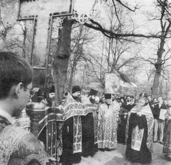 Молебен в день рождения Царя-Мученика Николая II в Михайловском саду, перед храмом Спаса-на-Крови