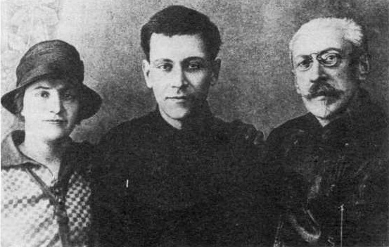Д. С. Лихачев с родителями. Соловки, 1929 г.